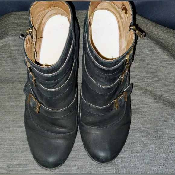 ERIC MICHAEL "LENA" BLACK LEATHER WEDGE ANKLE BOOTS W/ BUCKLE ACCENTS ~ SIZE 39 - Picture 10 of 13